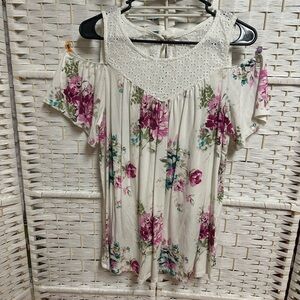 Torrid floral cold shoulder top size 1 some pilling but‎ good condition